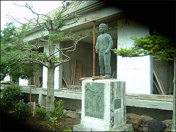 학교는 사라져도 이승복동상은 남고 